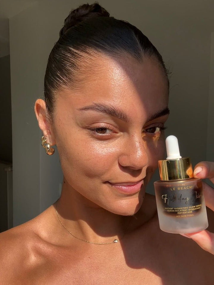 Le Beach Holliday Skin Instant Hydrating Tan Glow Serum - Model mit Produkt