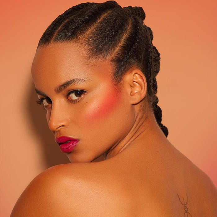 Cheek & Lips 210 Néfertiti Model looking backwards