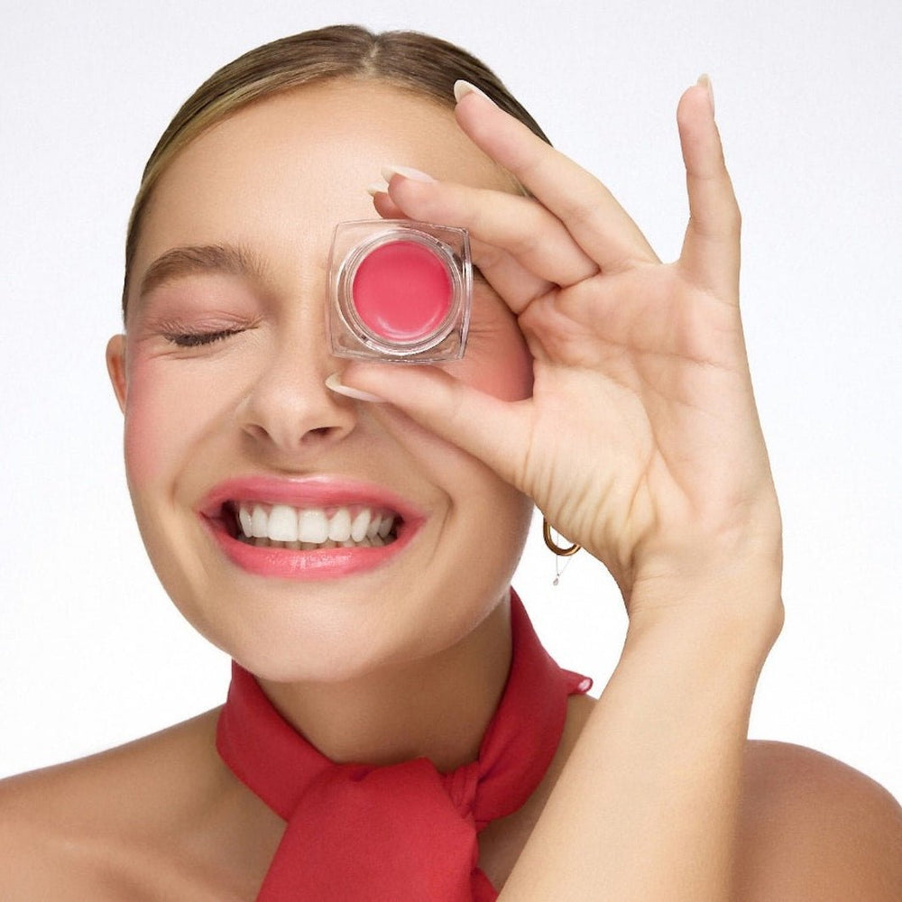 Le Rouge Français Tinted Lip Balm 260 Vannina - Model lächelnd
