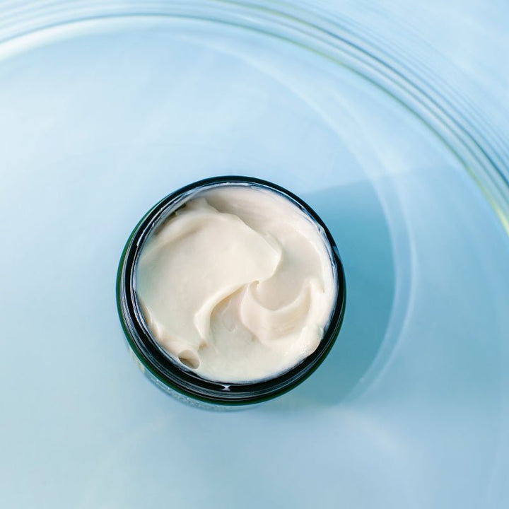 Mádara FEED Repair & Dry Rescue Hair Mask geöffneter Tiegel mit Textur