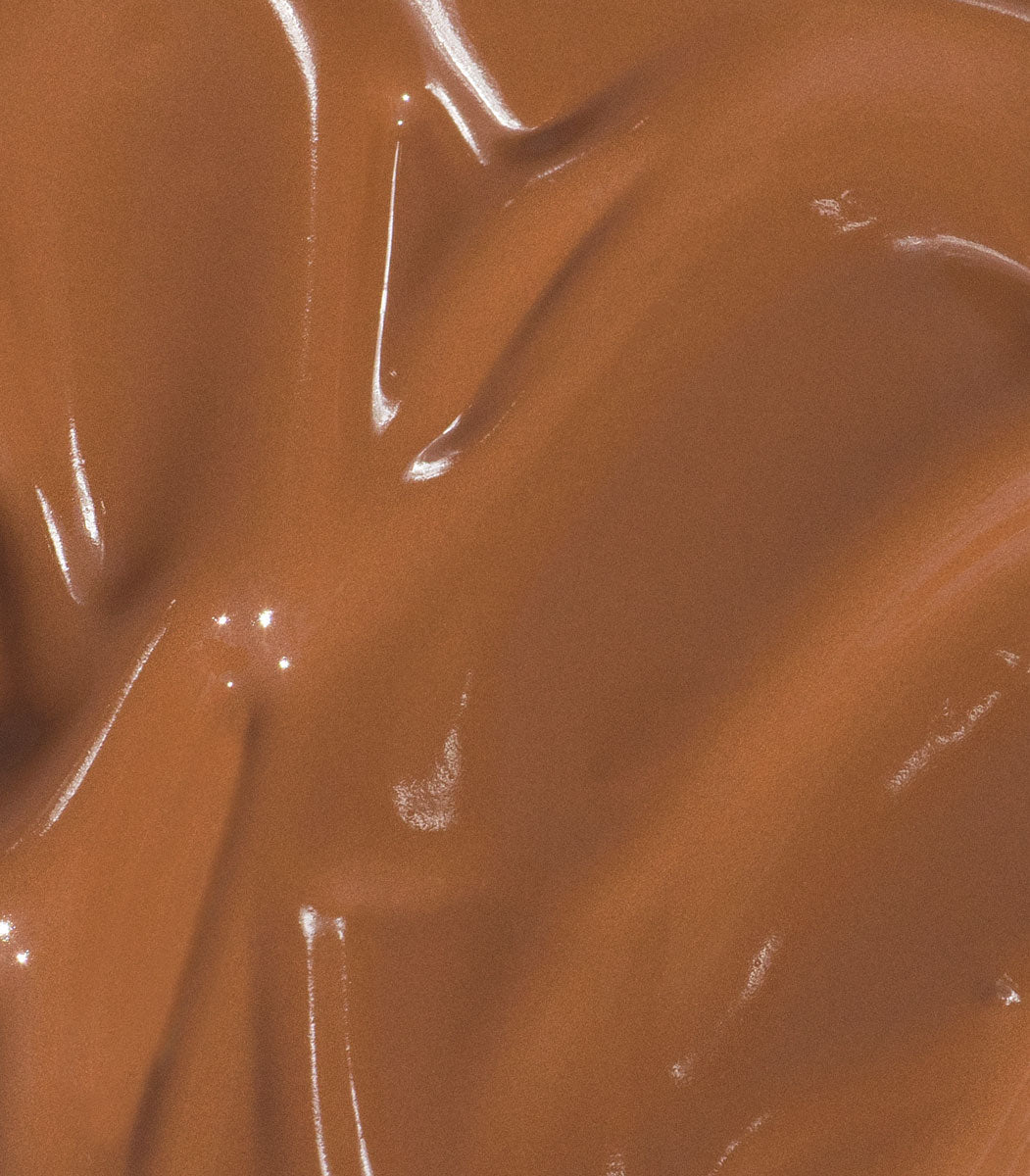 Mádara Skin Equal Soft Glow Foundation Fudge Swatch – Farbton für dunkle Hauttöne