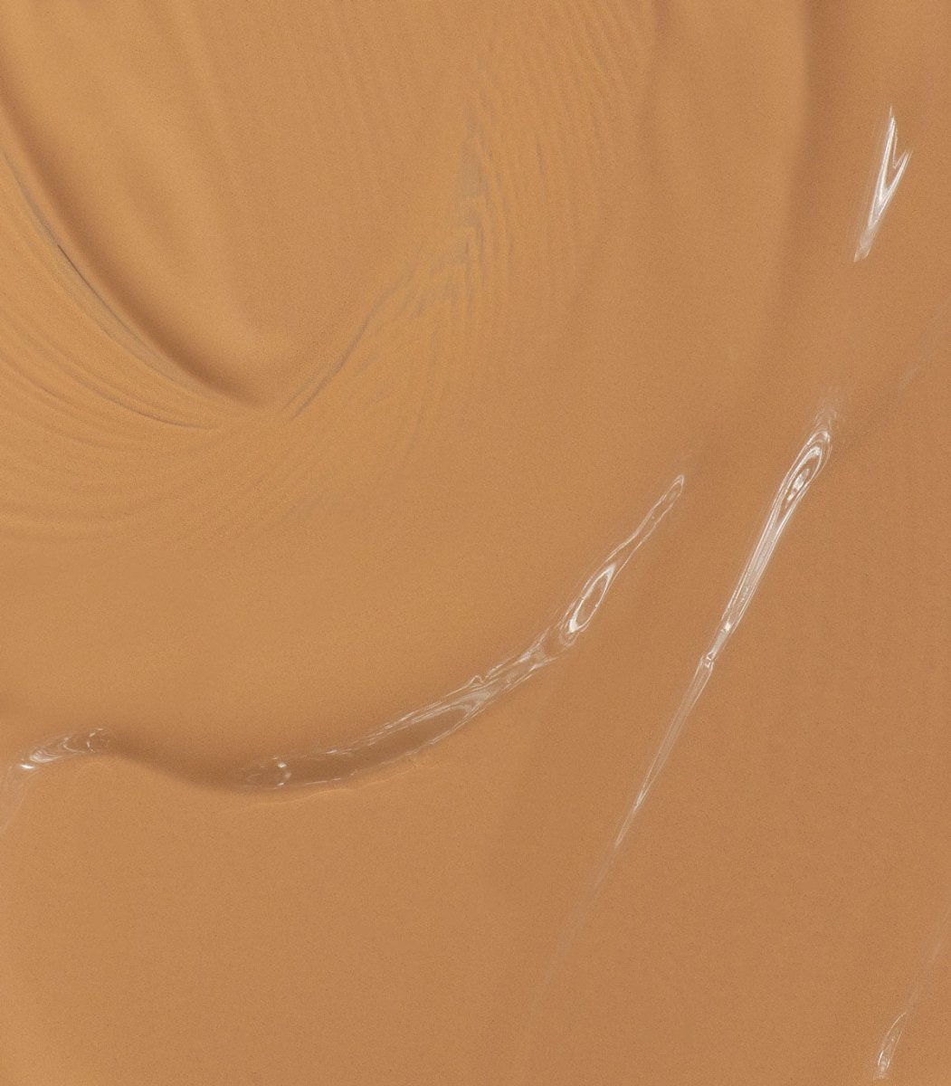 Mádara Skin Equal Soft Glow Foundation Olive Swatch – Farbton für mittlere Haut mit olivem Unterton