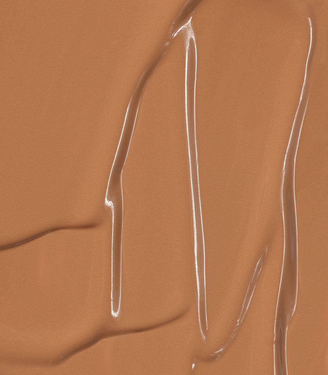 Mádara Skin Equal Soft Glow Foundation Caramel Swatch – Farbton für dunklere Hauttöne