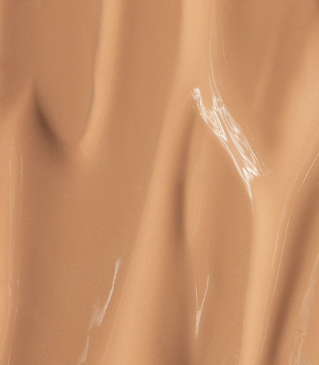 Mádara Skin Equal Soft Glow Foundation Golden Sand Swatch – Farbton für mittlere Haut mit goldenem Unterton