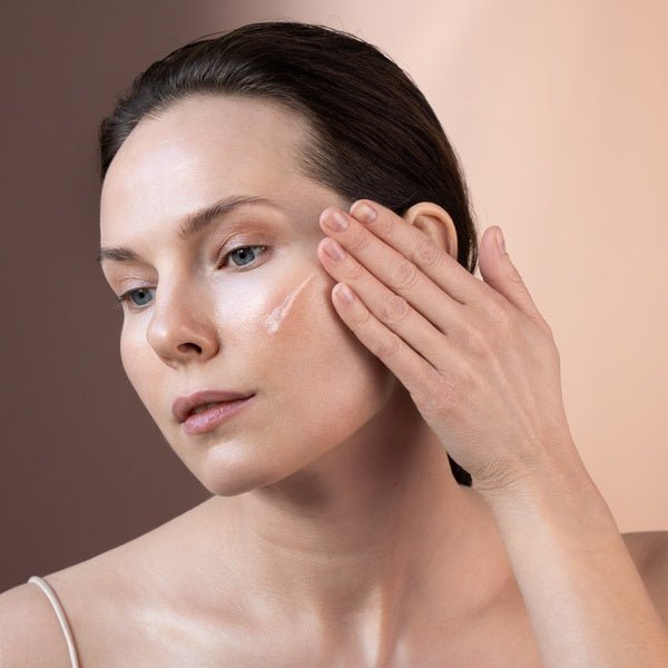 Mádara SOS Hydra Intense Rose Jelly | Rosenwasser-Gel - Jelly on face