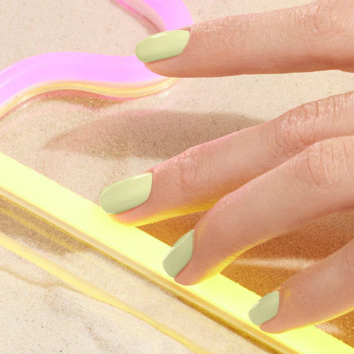 Manucurist Nagellack Pistachio - Lackierte Nägel Nahaufnahme