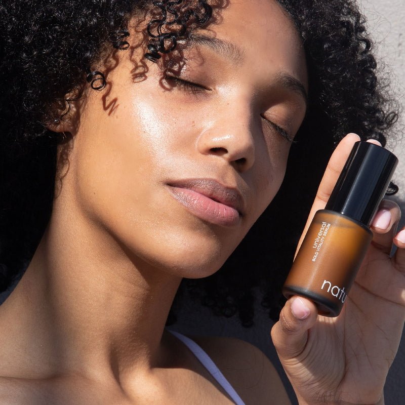 Naturallogic Universal Bold Vitality Serum - Model mit Produkt