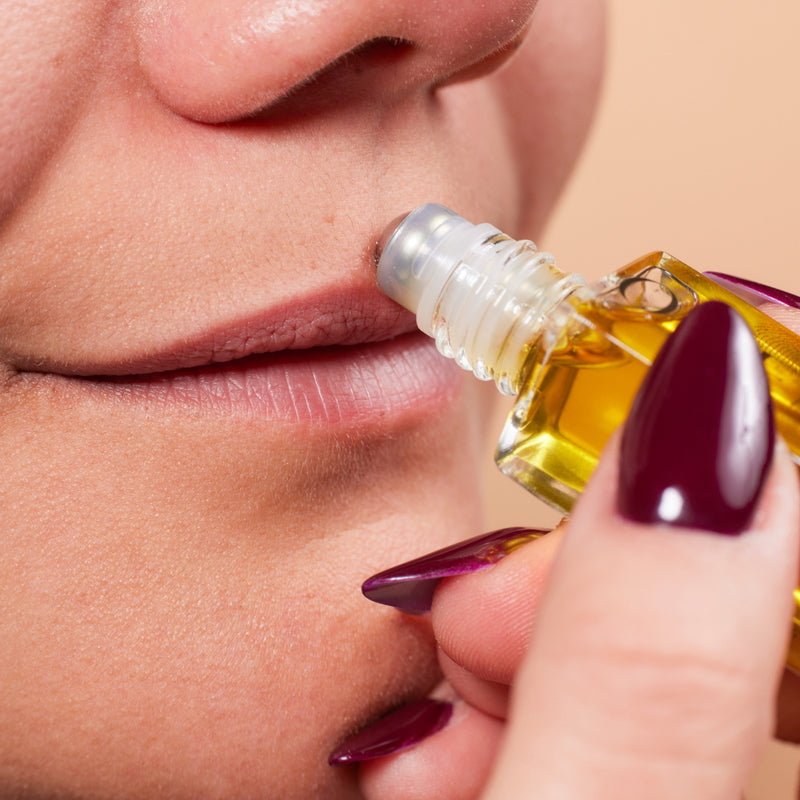 Oden Precious Contour Anwendung auf Lippen