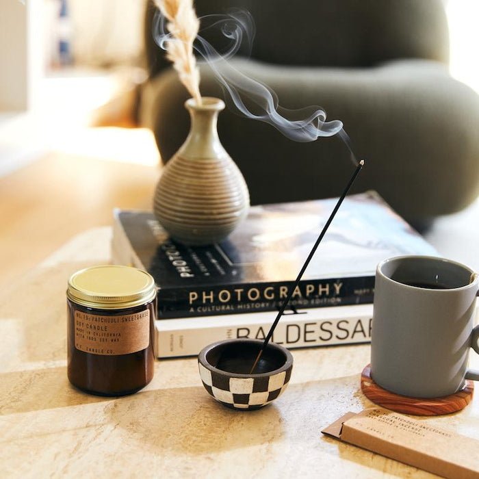 P.F. Candle Co. No. 19 Patchouli Sweetgrass 204 g - Mood mit Räucherstäbchen