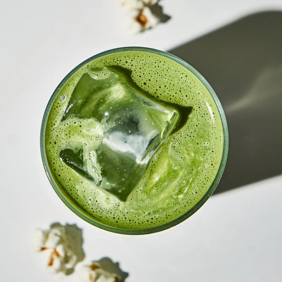 Iced Popcorn Matcha mit Eiswürfeln und feinen Röstaromen