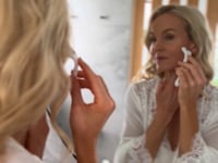 Model zeigt Anwendung des Wildcrafted Organics Micro-Needle Dermal Rollers 0.5 mm im Spiegel - Video