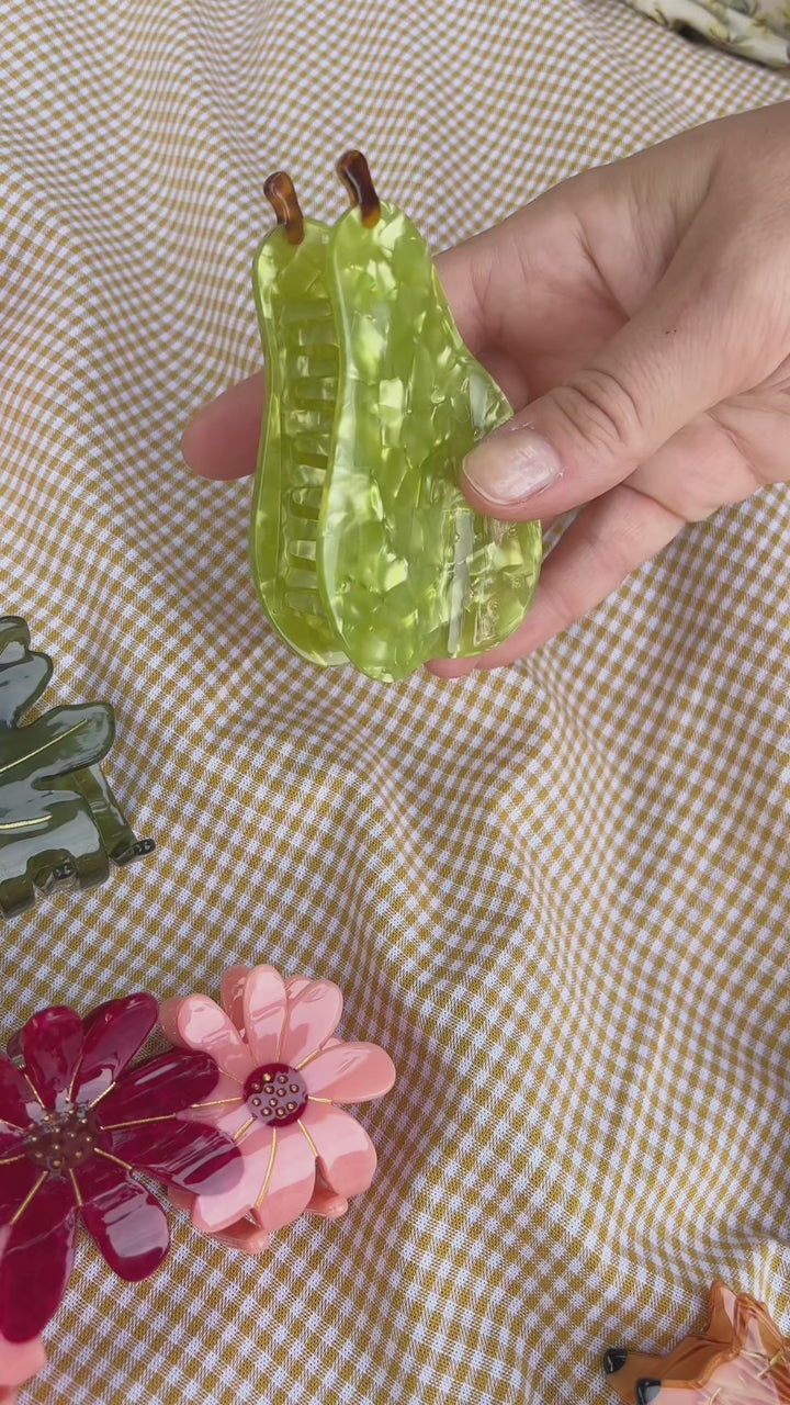 Grüne Birnen-Haarklammer von Coucou Suzette im Video