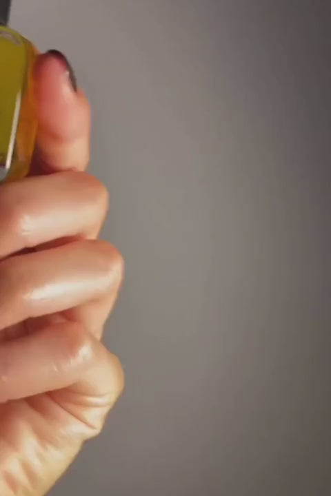 Nail Nectar von Karolin van Loon - Produktanwendung. Nährendes und pflegendes Öl für Nägel und Nagelhaut.