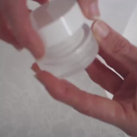 Wildcrafted Organics Bio-Active Eye Serum - Anwendung zeigt die leichte Textur und sanfte Auftragung des Produkts - Video