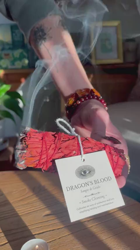Nahaufnahme Dragon's Blood Wand Räucherstick mit wildgesammeltem Drachenblutharz und kalifornischem Salbei