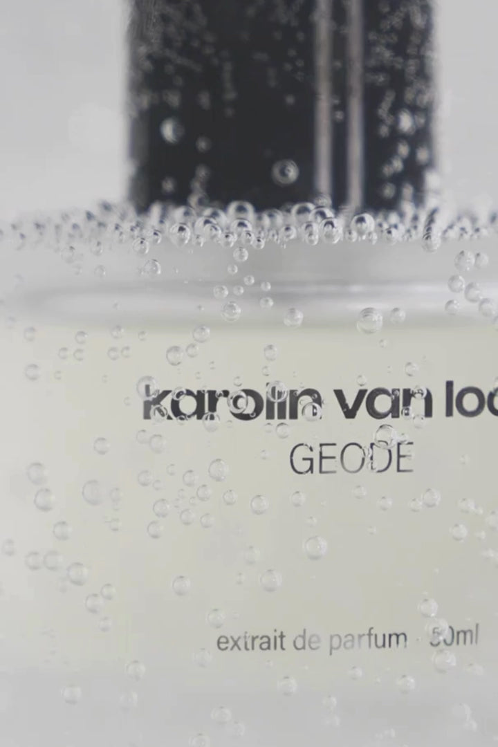 Karolin Van Loon Geode Extrait de Parfum Flakon vor Glas mit Regentropfen