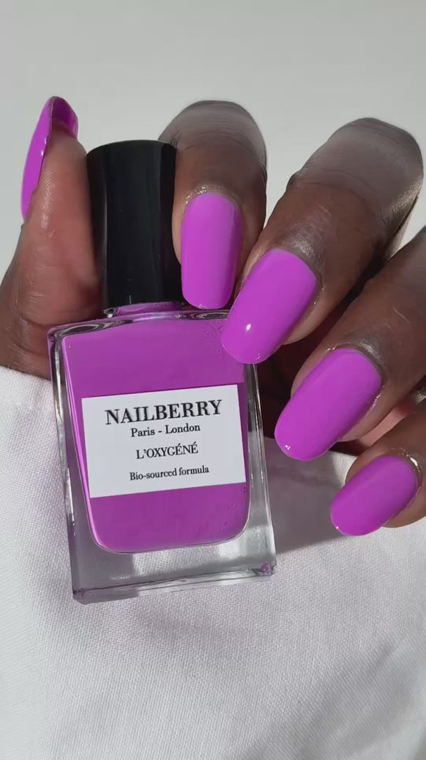 Nailberry Nagellack Ultra Violet - Finish mit Top coat