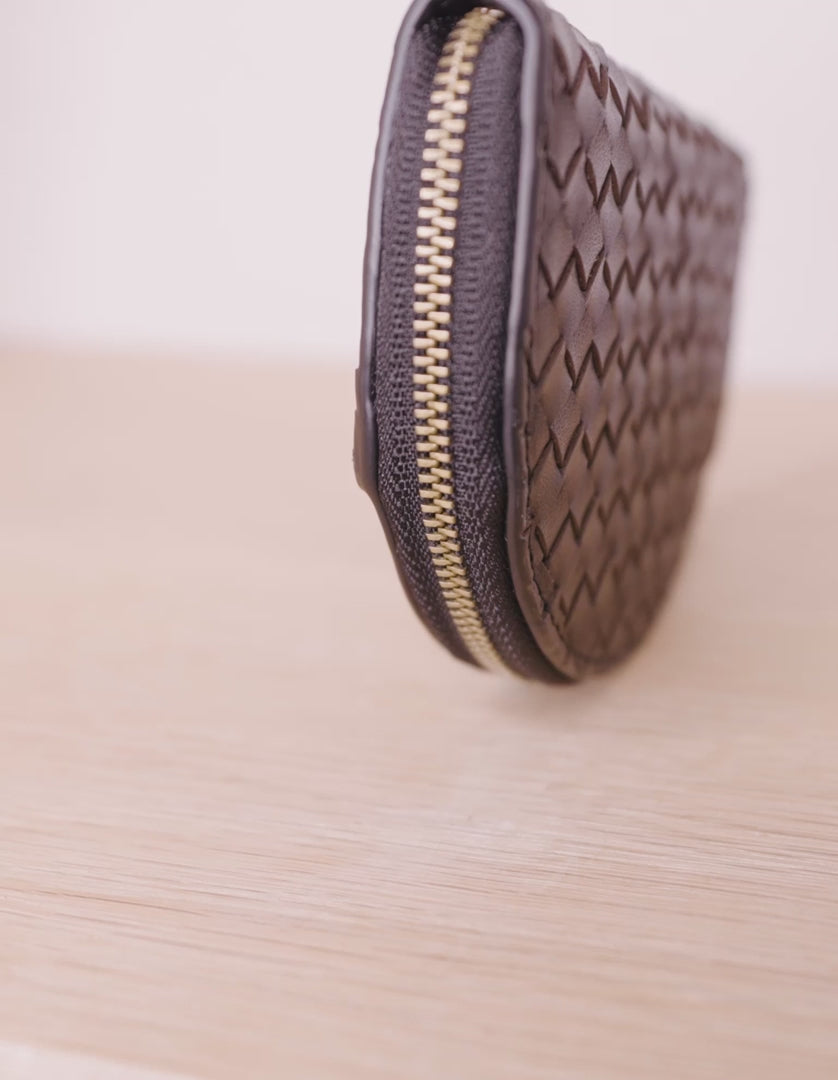 O My Bag Laura Coin Purse Cognac Woven – Produktvideo mit Detailansicht des Ledergeflechts