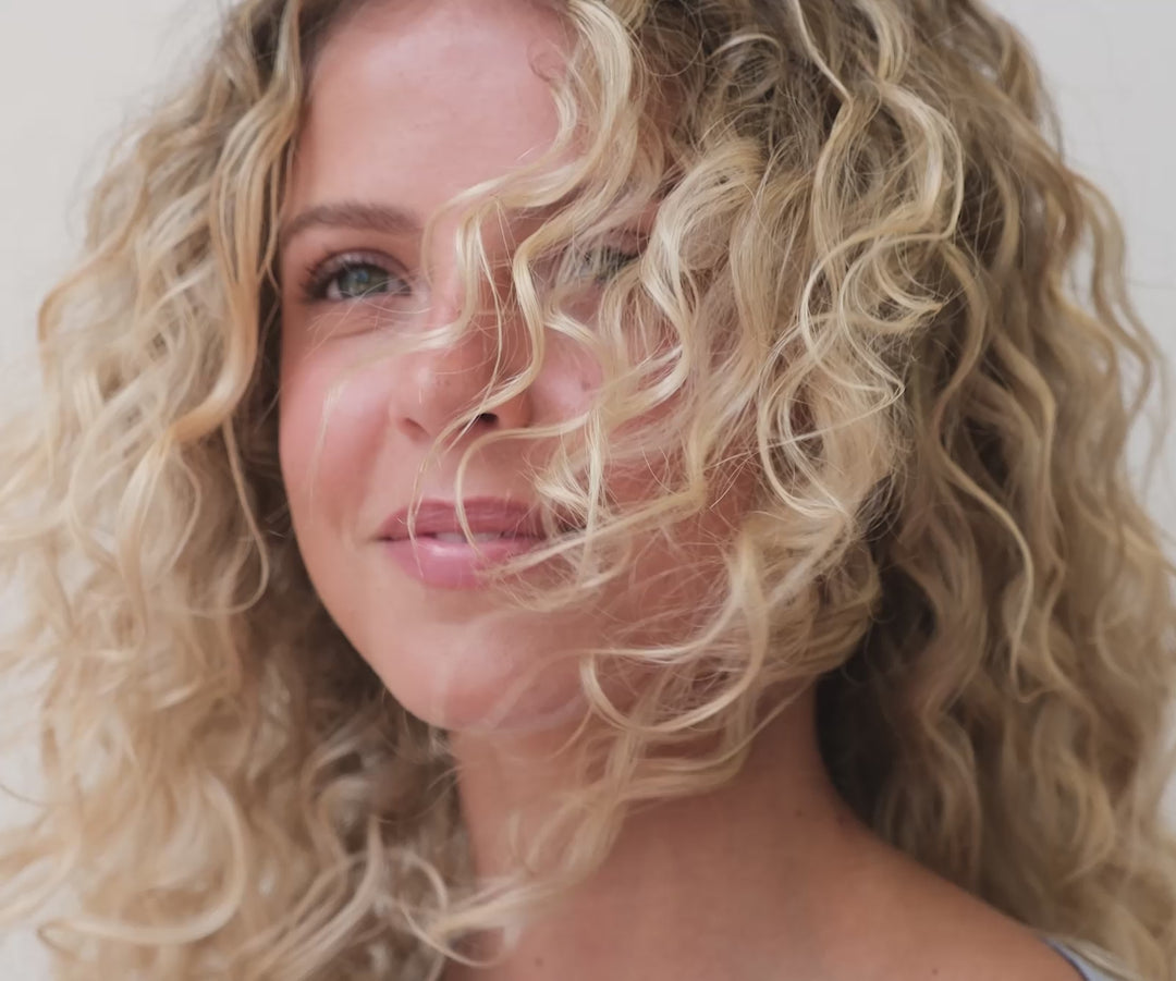 Lockiges Haar nach der Anwendung des Rahua Rebalance Shampoos - Video