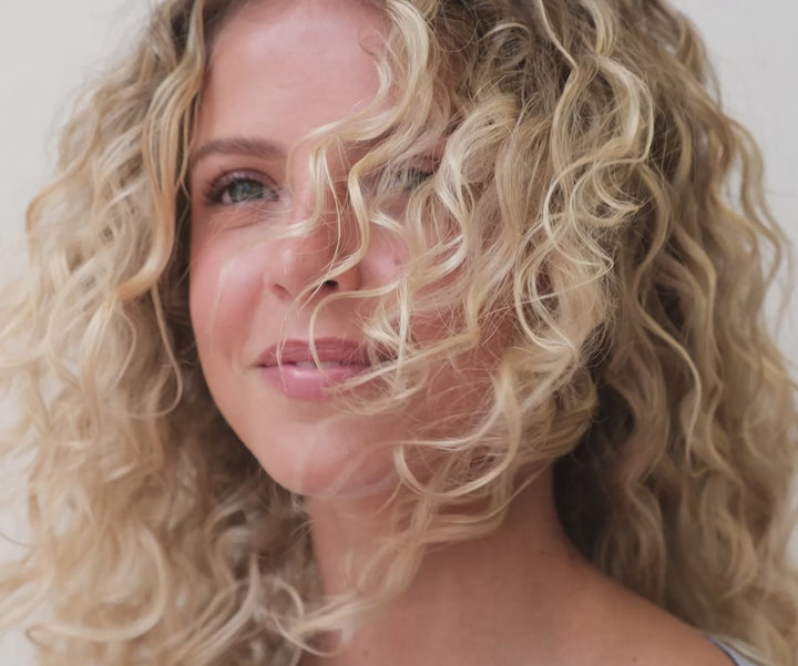 Lockiges Haar nach der Anwendung des Rahua Rebalance Shampoos - Video
