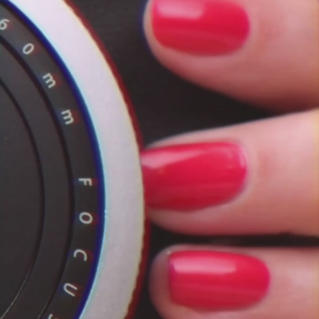 Maniküre mit dem Farbton Bougainvillea: Der Nagellack in kräftigem Rot mit pinken Nuancen wird gleichmäßig aufgetragen und hinterlässt ein glänzendes, ausdrucksstarkes Finish, das sommerlich und lebendig wirkt - Video