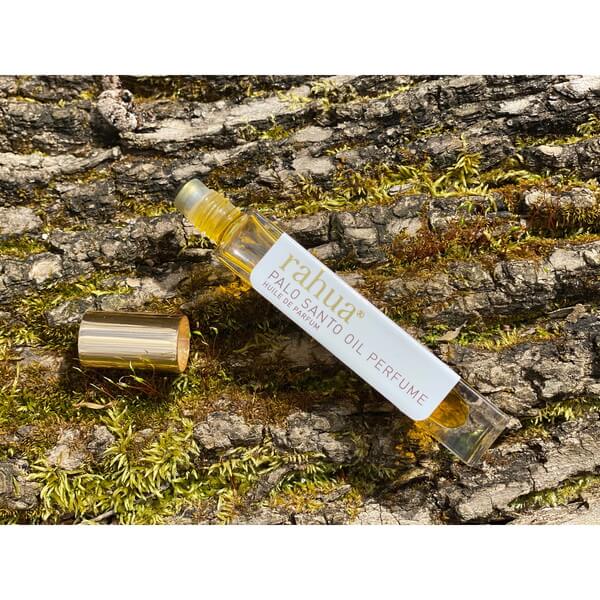 Rahua Palo Santo Parfüm Öl auf Baumrinde
