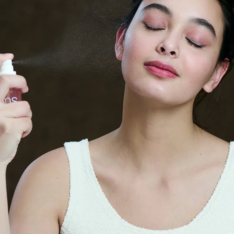 RMS Beauty Radiance Lock Setting Mist - Model Anwendung