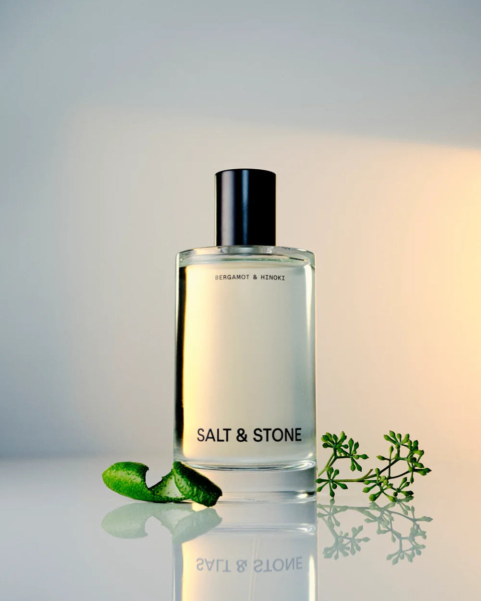 Salt & Stone Body Mist Bergamot & Hinoki - Produktdetail mit natürlichen Elementen