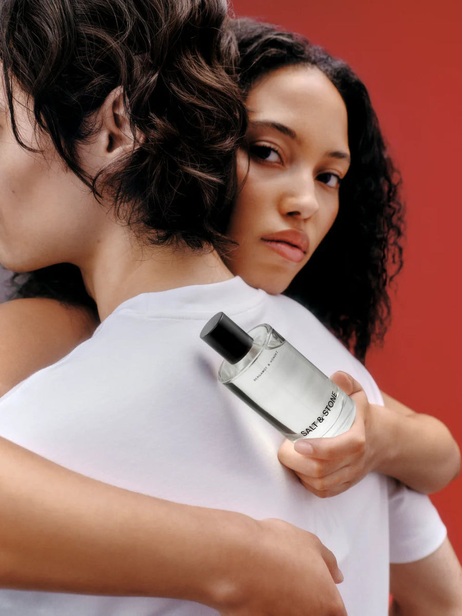 Salt & Stone Body Mist Bergamot & Hinoki - Anwendung am Hals