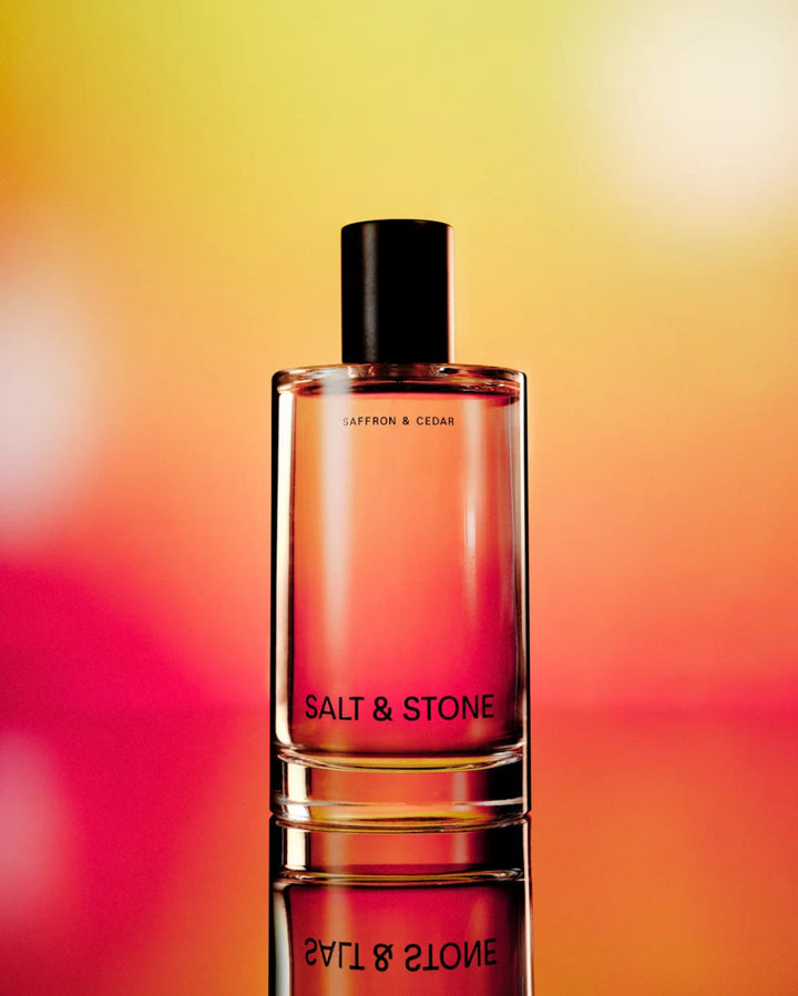 Salt & Stone Body Mist Black Saffron & Cedar - Atmosphärische Lifestyle-Aufnahme mit Produktflakon