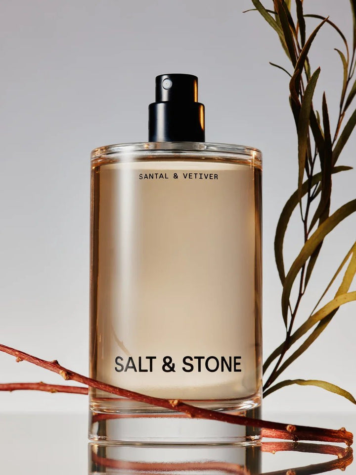 Salt & Stone Body Mist Santal & Vetiver - Atmosphärische Produktdarstellung mit erdigem Vetiver