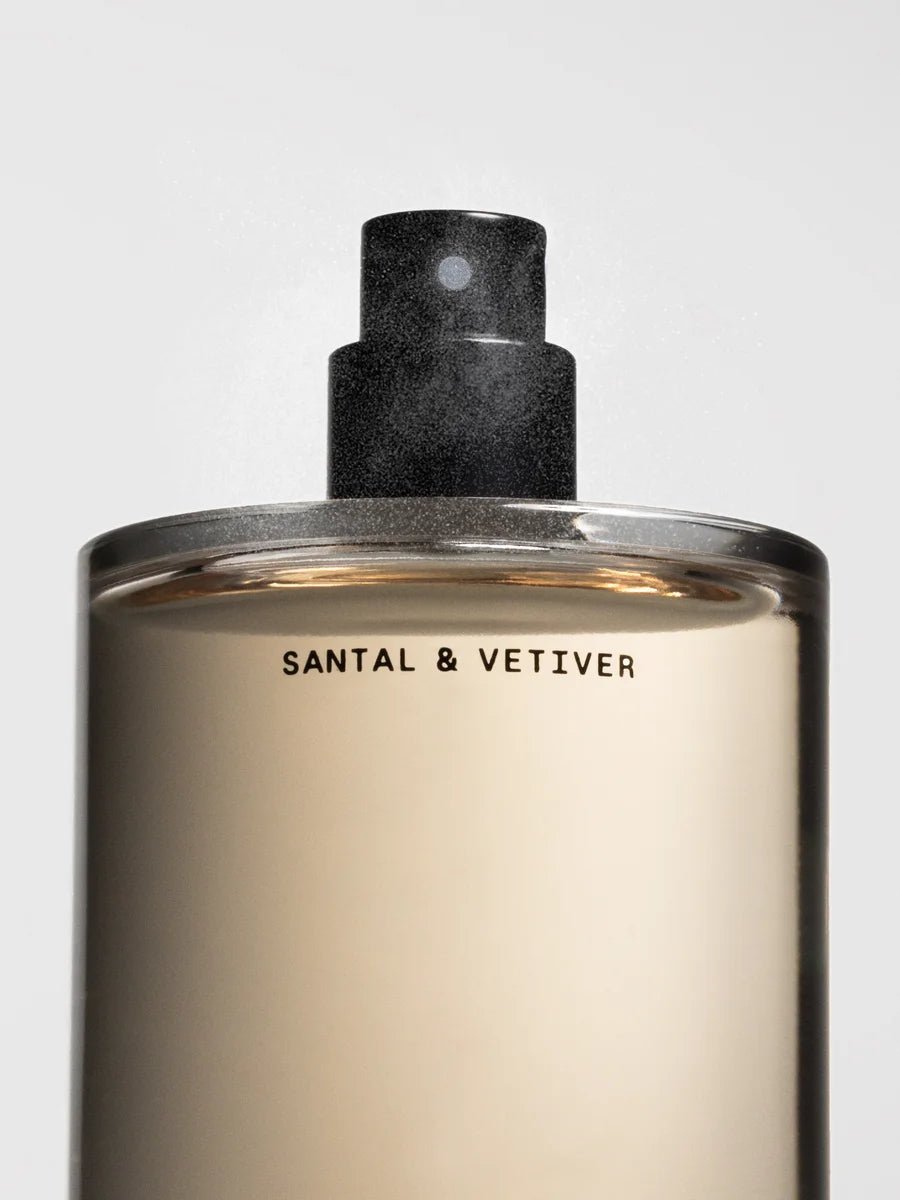 Salt & Stone Body Mist Santal & Vetiver - Nahaufnahme Flakon mit Sprühkopf und Produktdetails