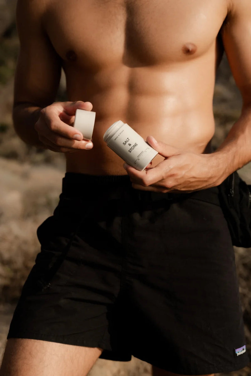 Salt & Stone Naturkosmetik Deo Santal Vetiver Anwendung am Körper