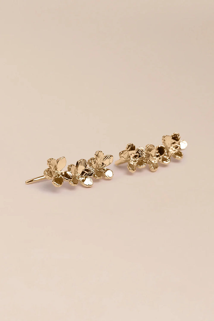 Waekura Siena Earrings / Contours vor beigem Hintergrund