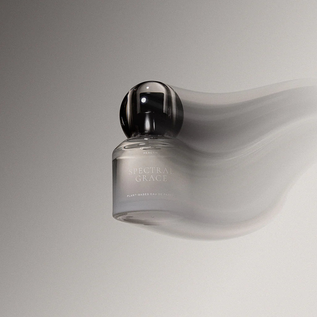 Spectral Grace Eau de Parfum von Heretic Parfum auf hellem, weich fallendem Stoff