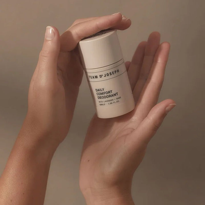 Team Dr. Joseph natürliches Deodorant Daily Comfort Anwendung Hand