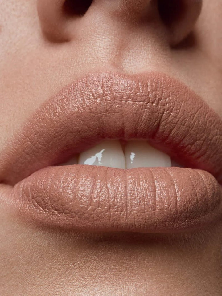 Und Gretel Varwe Cream Color Pot Refill - Teddy 01 Model Nahaufnahme Lippen
