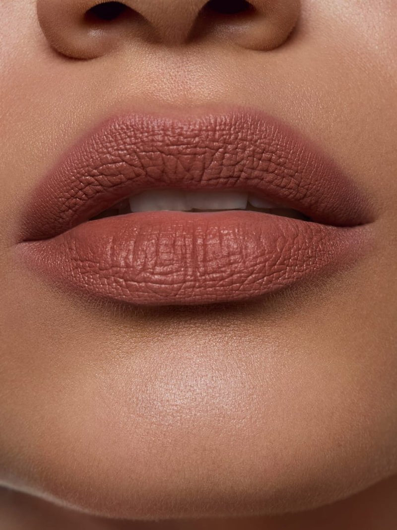 Und Gretel Varwe Cream Color Pot Refill - Foxy Brown 02 Model Nahaufnahme Lippen