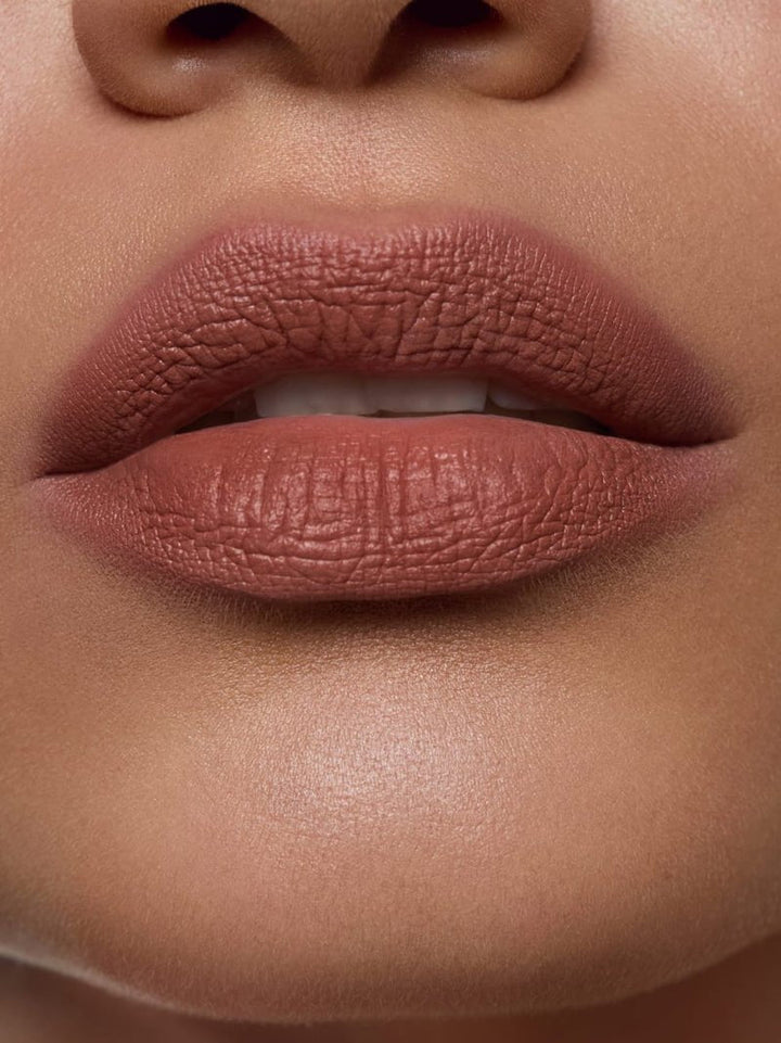 Und Gretel Varwe Cream Color Pot Refill - Foxy Brown 02 Model Nahaufnahme Lippen