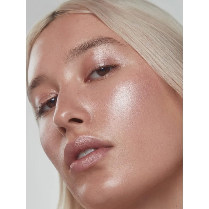Vlitter Natural Face & Body Glow Cool Moon Model Look