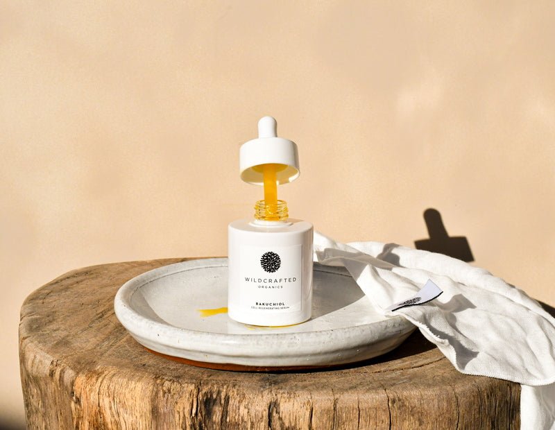 Wildcrafted Organics Bakuchiol Cell-Regenerating Serum auf weißer Keramikschale - Stimmungsbild