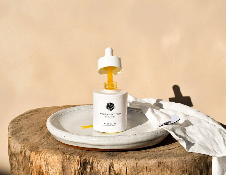 Wildcrafted Organics Bakuchiol Cell-Regenerating Serum auf weißer Keramikschale - Stimmungsbild