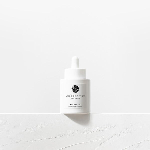 Wildcrafted Organics Bakuchiol Cell-Regenerating Serum 30ml Flasche auf weißer Marmoroberfläche