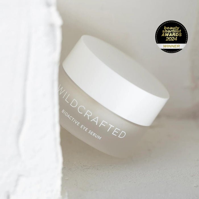 Wildcrafted Organics Bio-Active Eye Serum 15ml Tiegel auf Betonoberfläche mit Beauty Shortlist Awards 2024 Winner Auszeichnung