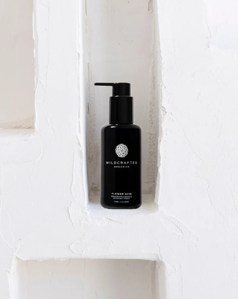 Wildcrafted Organics Flower Acid Brightening Cleanser 120ml Flasche mit Pumpspender auf weißer Nische
