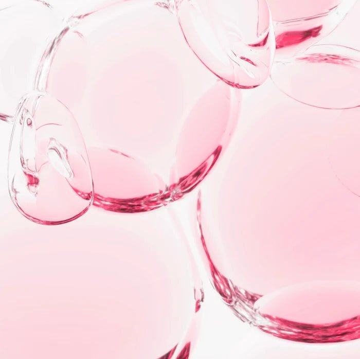 Rosa Gel-Textur des Flower Acid Cleansers in fließender Bewegung auf hellem Hintergrund"