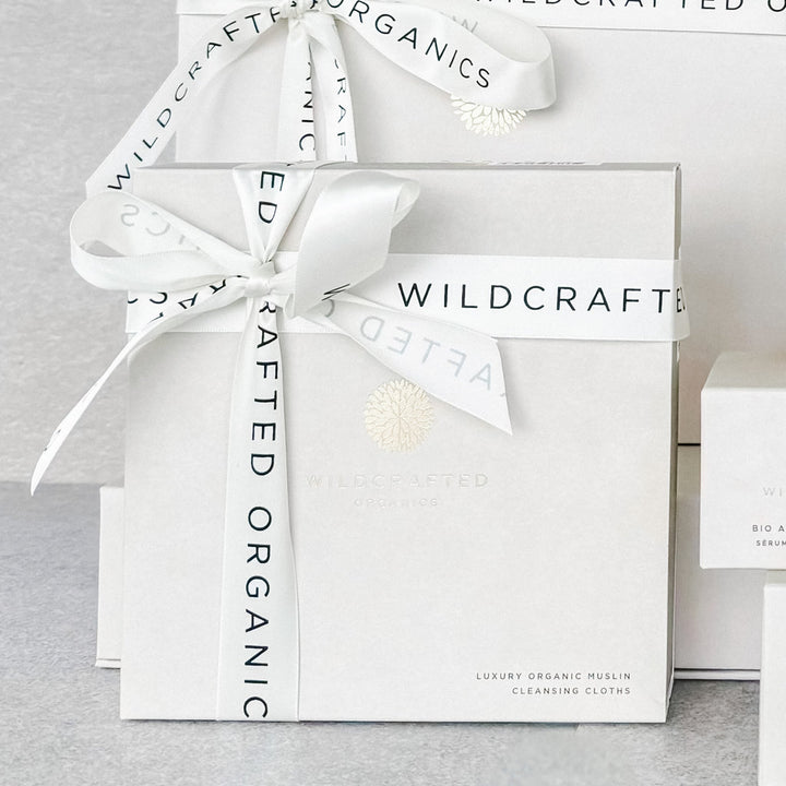 Wildcrafted Organics Luxury Organic Muslin Cleansing Cloths Geschenkbox mit weißer Schleife 