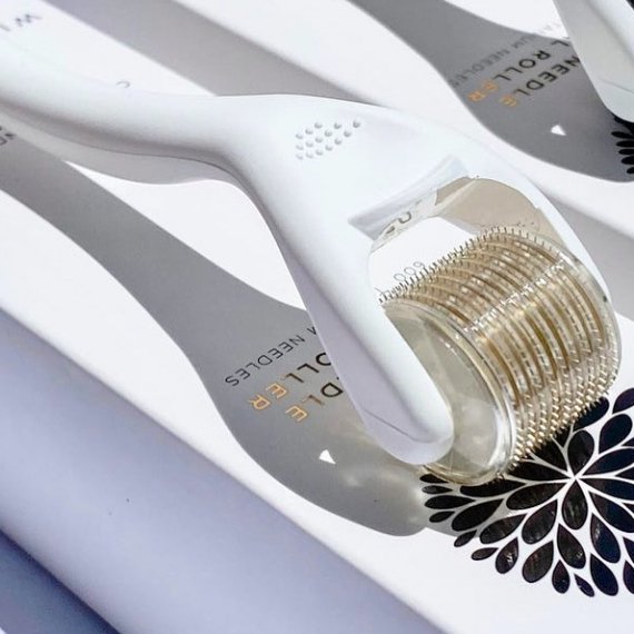 Wildcrafted Organics Micro-Needle Dermal Roller 0.3 mm - Nahaufnahme mit sichtbaren Mikronadeln auf der Walze