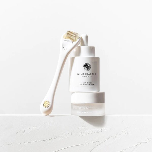 Wildcrafted Organics Micro-Needle Dermal Roller 0.3 mm mit Bakuchiol Serum auf weißer Marmoroberfläche