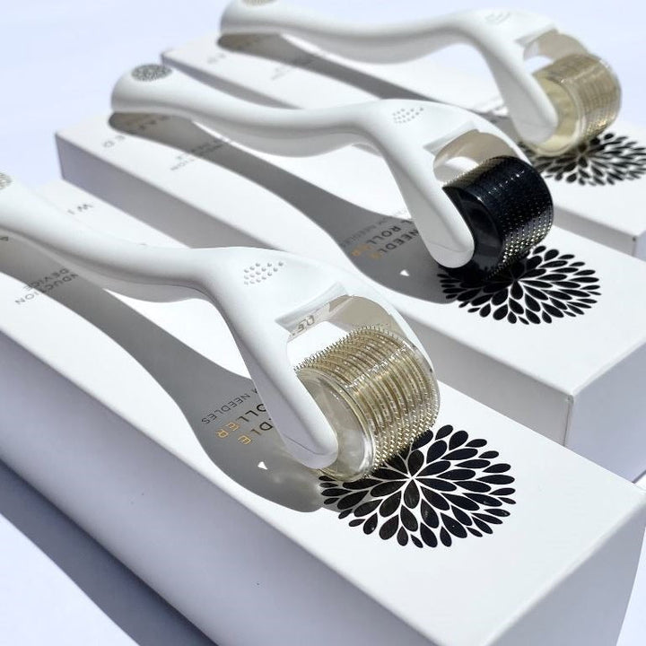 Wildcrafted Organics Micro-Needle Dermal Roller in zwei Ausführungen auf weißen Verpackungsboxen: schwarzer Rollerkopf mit 0.3 mm Nadellänge und goldener Rollerkopf mit 0.5 mm Nadellänge